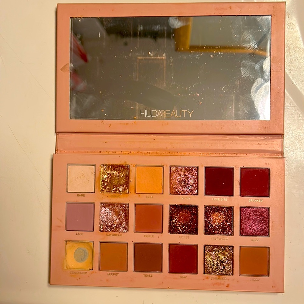 Huda Beauty New Nude Palette-Used